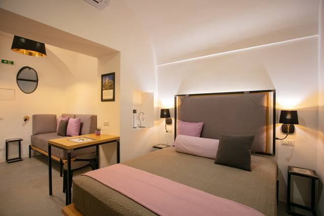 Boffe Room: double bed and living area