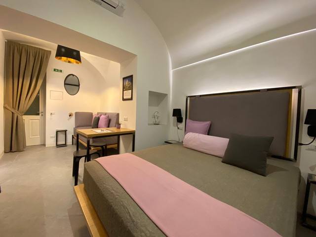 Boffe Room: bed beneath the barrel vault
