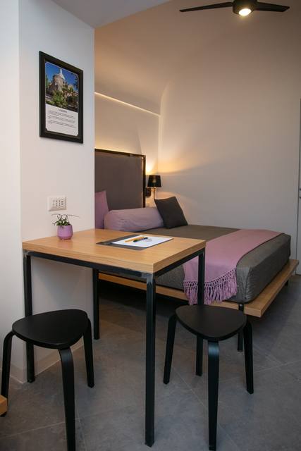 Boffe Room: desk