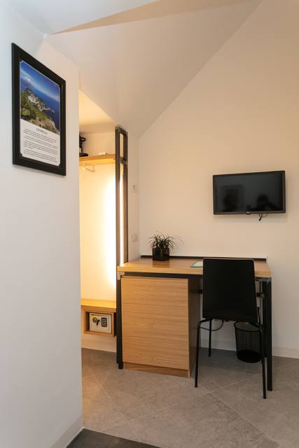 Cetrella Room: desk and TV