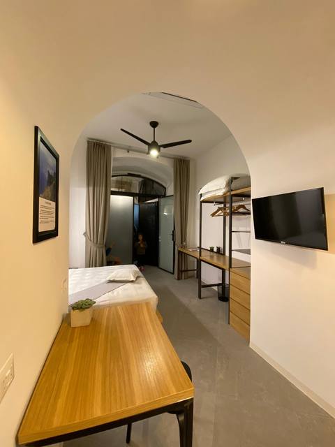 Migliara Room: table and TV