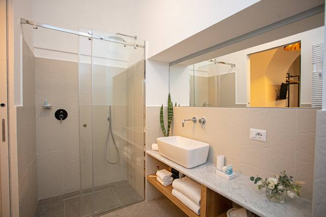 Migliara Room: bathroom with shower