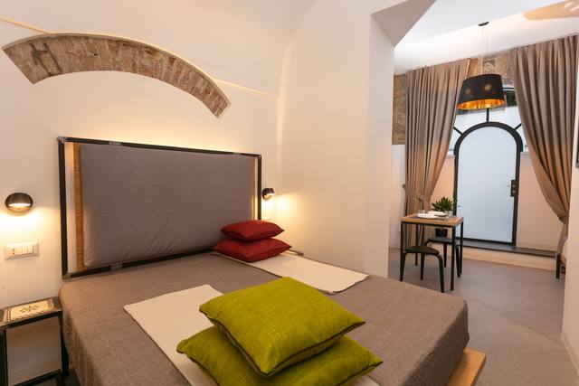 San Nicola Room: double bed beneath the tuff arch