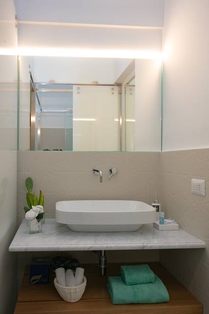 San Nicola Room: bathroom with washbasin